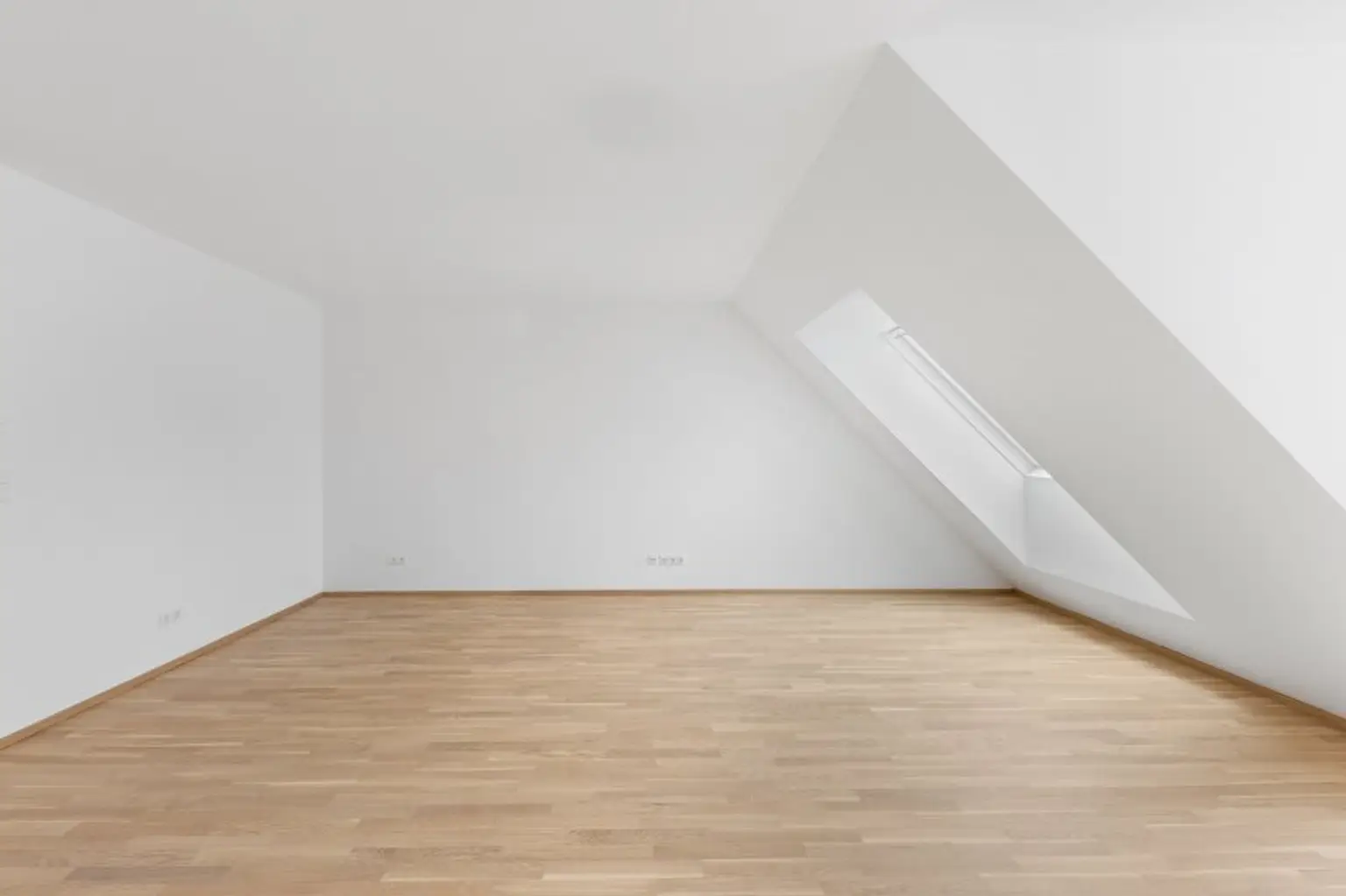 3-Zimmer-Dachgeschosswohnung (Massivbauweise) mit Balkon in generalsaniertem Altbau