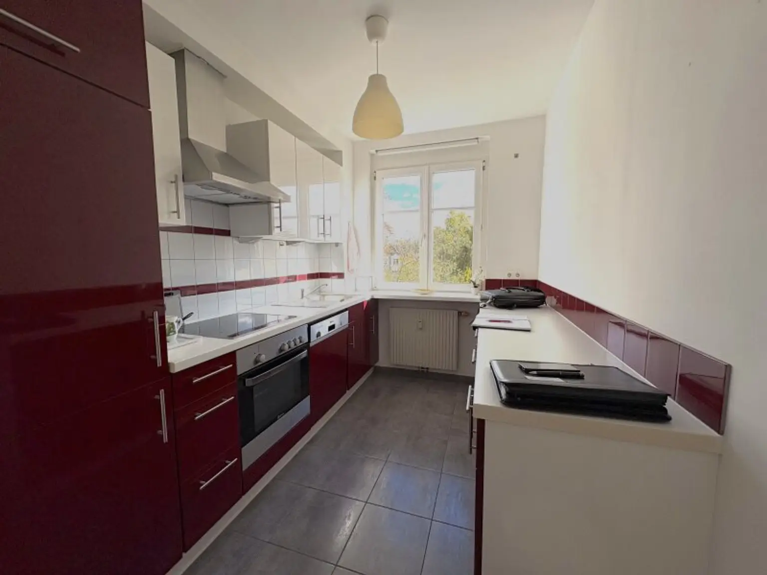 Ruhige 2-Zimmer Wohnung mit Grünblick, Terrasse + 2 Garagenplätzen