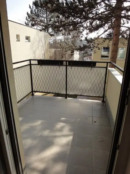 Baumeistergasse: Zwei Zimmer (zenral begehbar) mit Balkon!