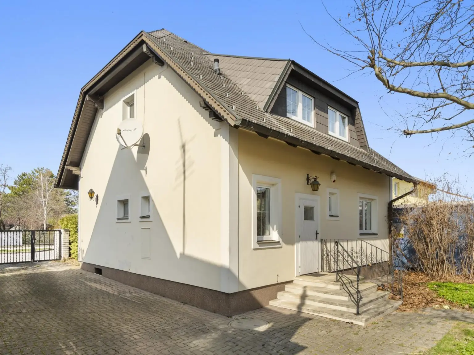 Aussenansicht im beginnenden Frühling
