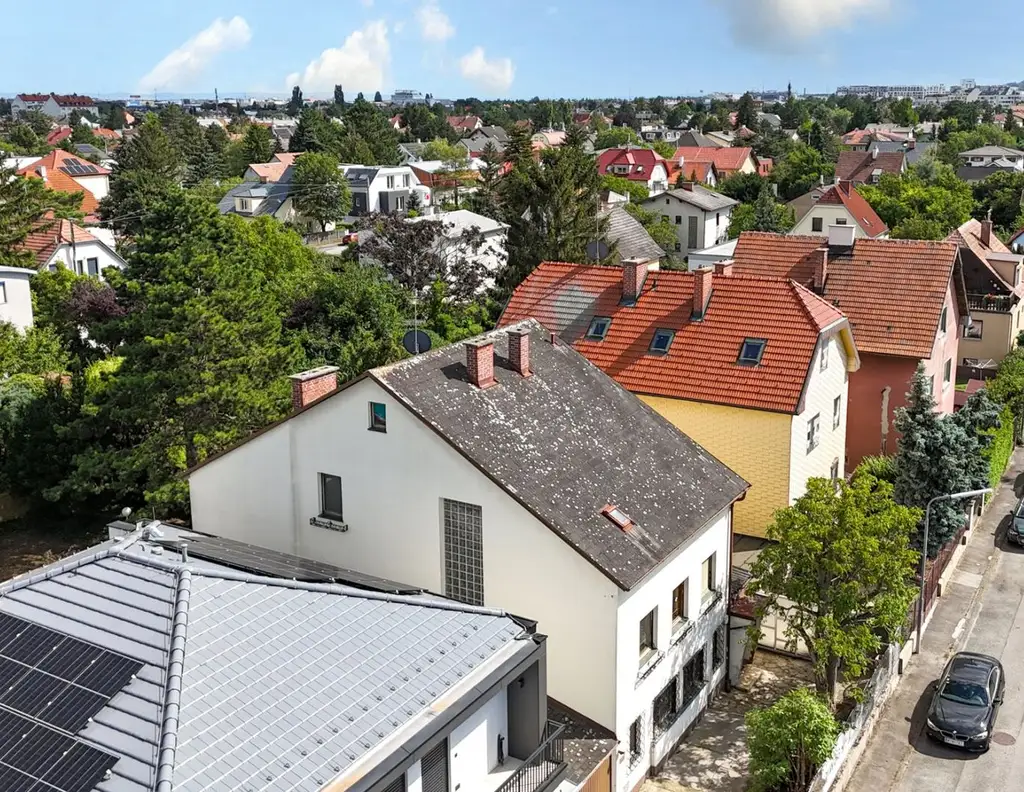 INVESTMENT MIT CA. 3,6% KP-RENDITE | Befristet vermietetes Haus | ca. 404 m² Nutzfläche | Inkl. Architektenstudien | Ost/West | Großer Garten & Garage