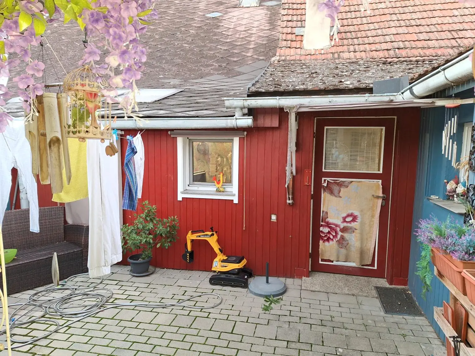 Villa Kunterbunt für Heimwerker / interessantes, kreatives und fröhliches Einfamilienhaus mit 5 Zimmern in ruhiger Seitengasse.