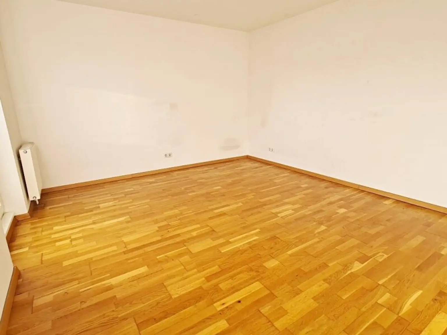 DACHGESCHOSS, gepflegte 103 m2 Neubau mit Loggia und Balkon, Wohnküche, 3 Zimmer, Wannenbad, Parketten, Holbeingasse