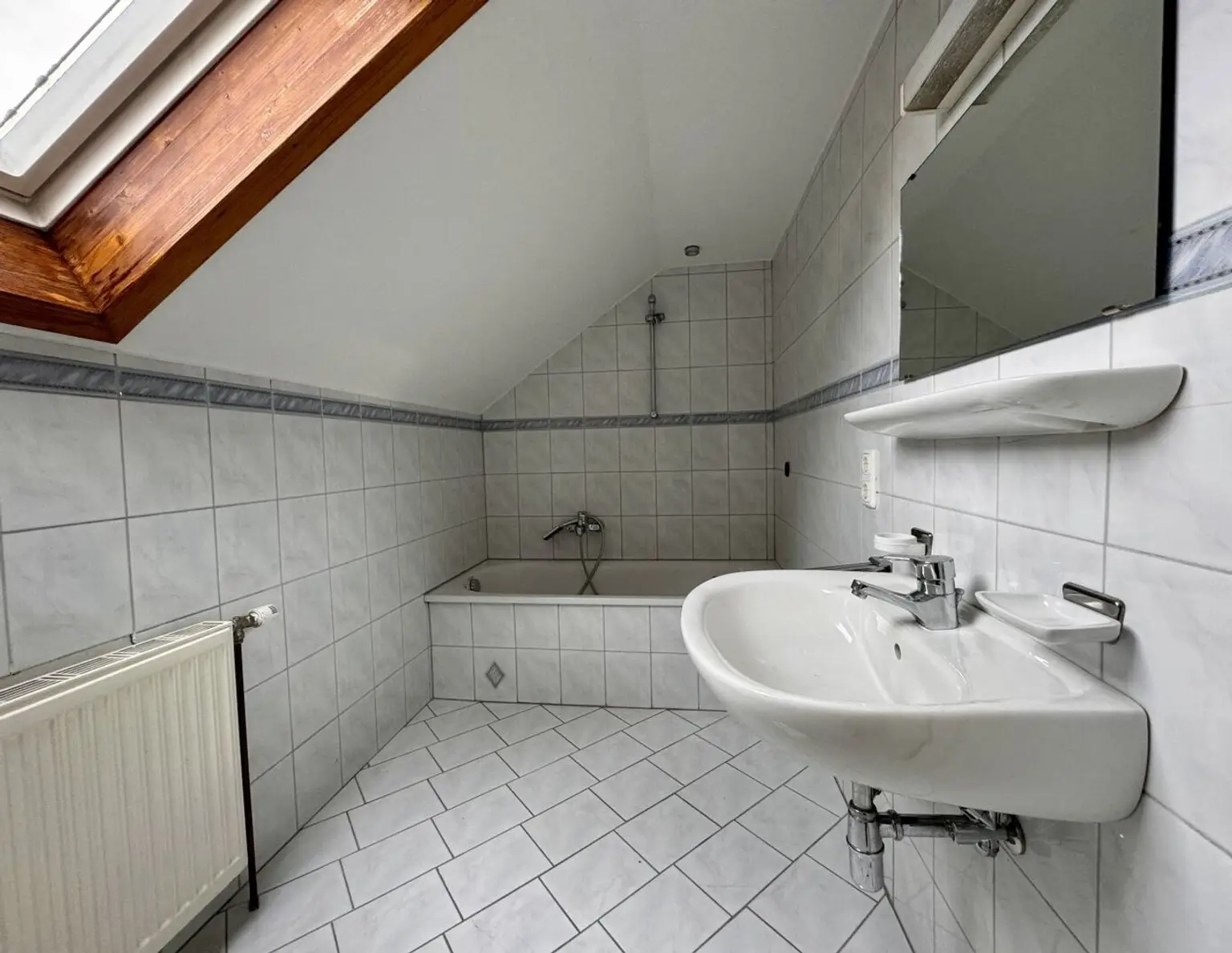 Dachgeschoss trifft Design - wohnen im Herzen von Pettenbach.