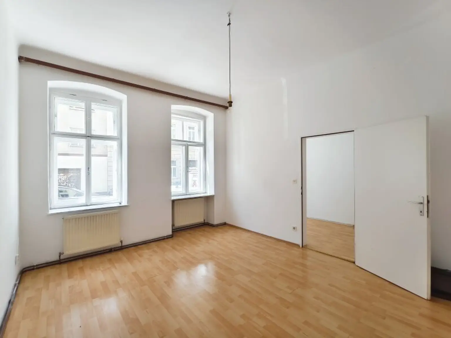 Schlafzimmer mit Blick ins Kabinett