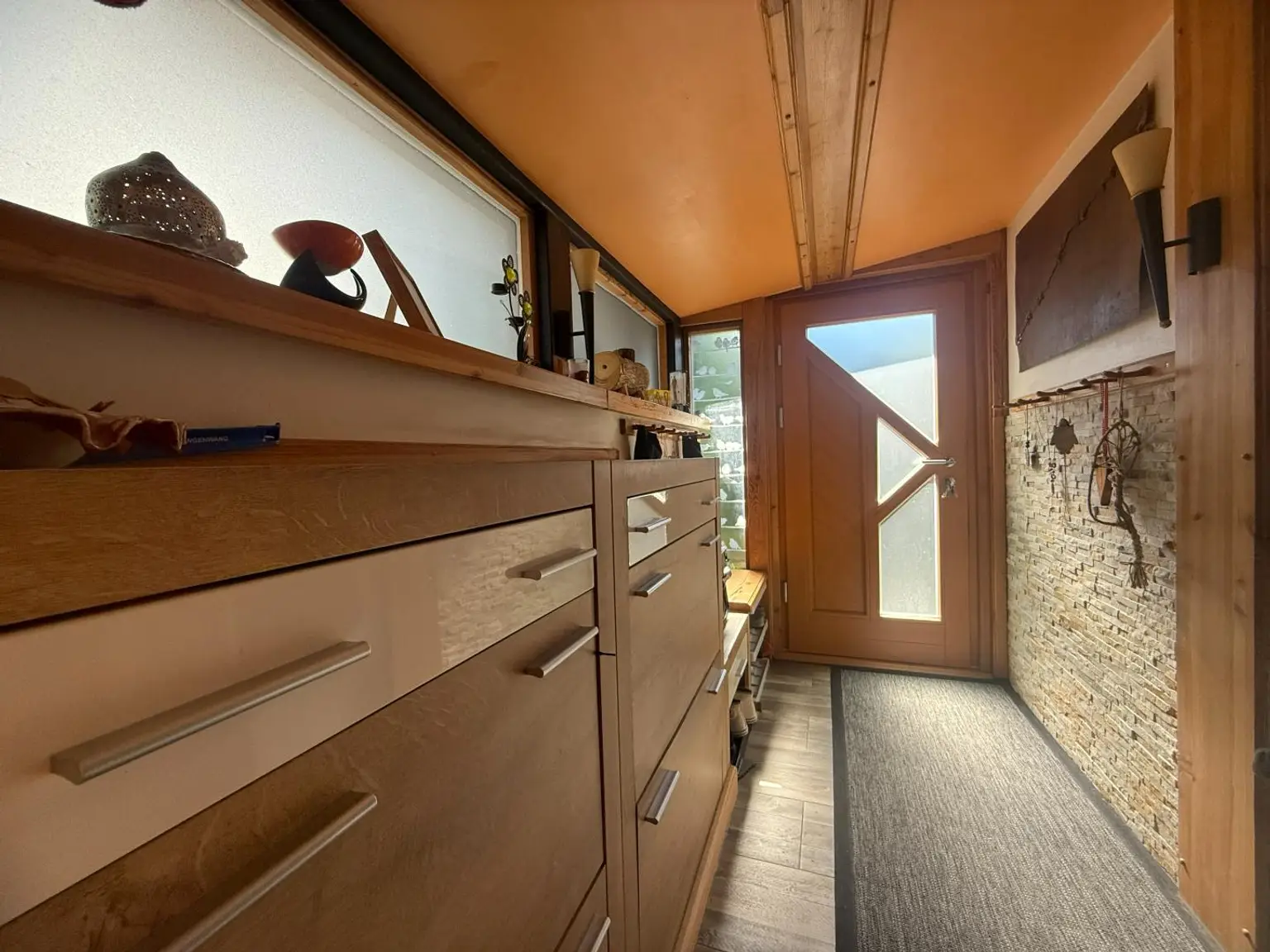 *** kleines gemütliches, möbliertes Häuschen mit Gartenparadies in der Waldrandsiedlung, mit Photovoltaik, Brunnen, Sauna, Garage, Carport,….. ***
