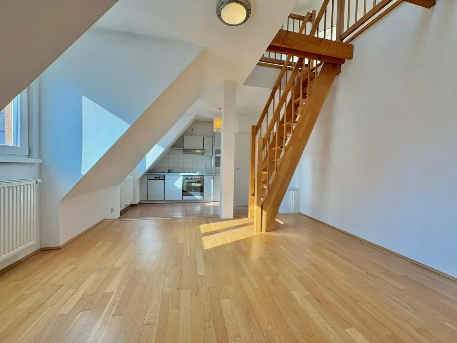 Gesamtansicht: Wohn-/ Ess-/ Küchenbereich