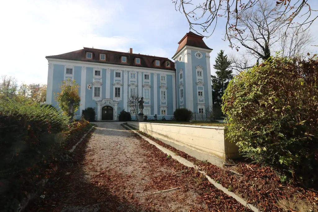 Wohnen im Schloss - 4 Zi. Wohnung mit historischem Flair in ansprechender Lage!