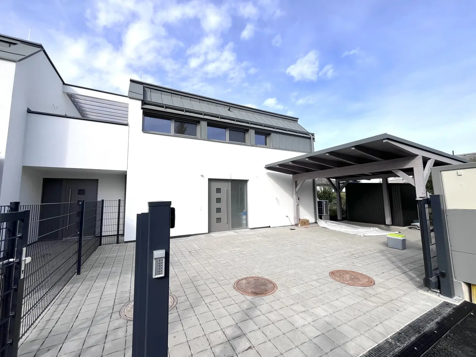 Erstbezug !! Traumhafte Doppelhaushälfte , Wohnkeller  mit Garten und 2 Stellplätzen!