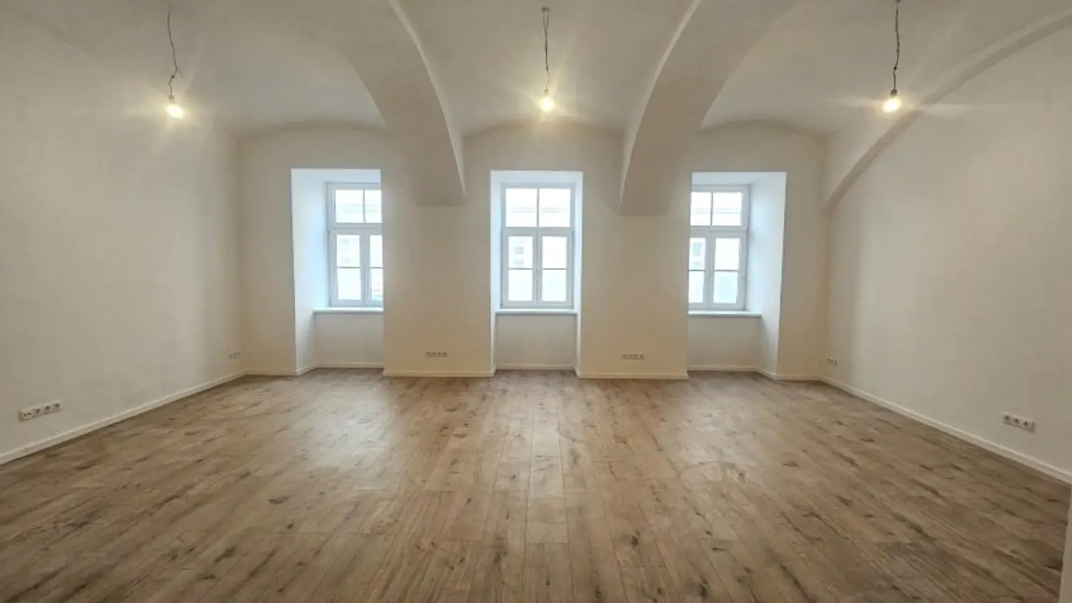 NEU RENOVIERT -  Bürofläche/Ordination Nähe Votivkirche!