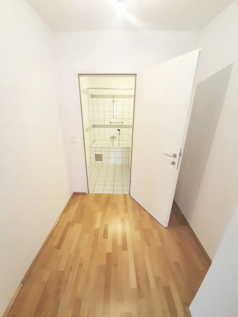 2-Zimmer-Wohnung mit Balkon und herrlichem Blick ins Grüne - Hietzinger Hauptstraße ums Eck