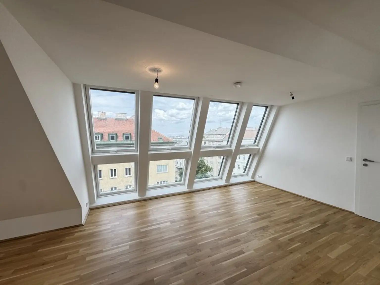 Charmante Dachgeschoßwohnung mit Terrasse – Ab sofort verfügbar!