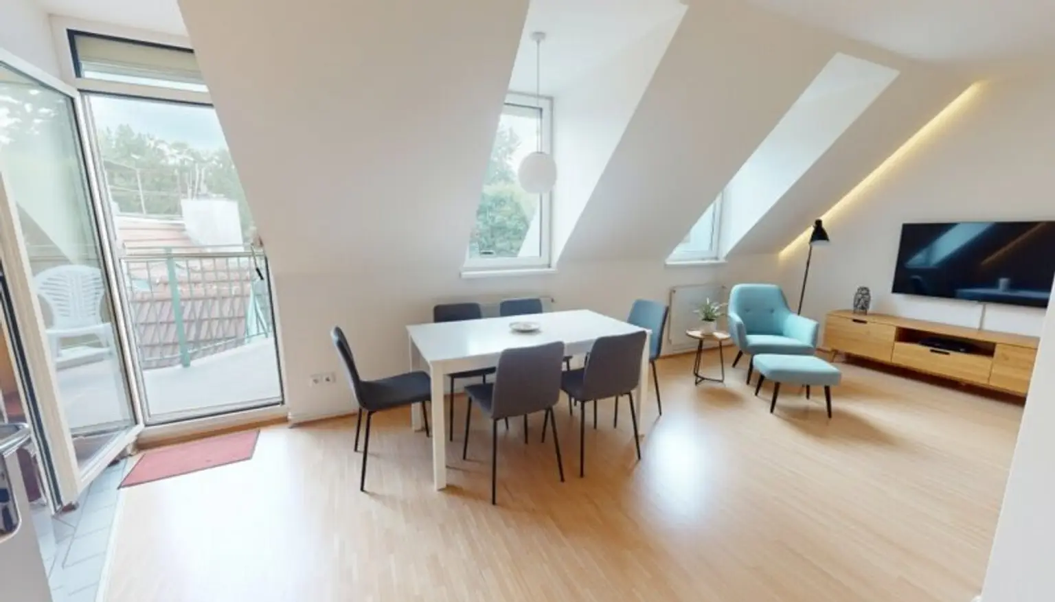 Helle DG-Wohnung mit Balkon | Garagenplatz optional