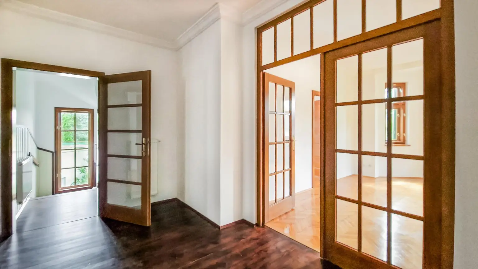 Grüne Oase in Prestige-Lage, Stilvilla mit ca. 1.600 m² Grund, Gästehaus, 2 Garagen und großem Pool