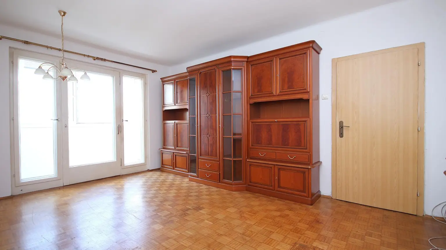 Wohnzimmer mit Ausgang zur Loggia