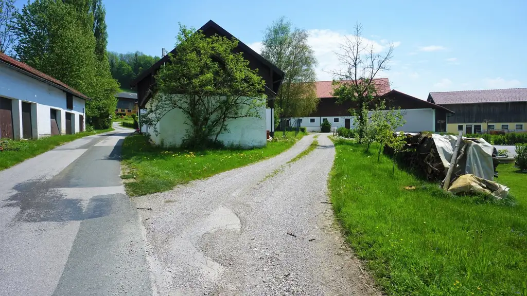 Bauernhaus mit Nebengebäude und Feldern in Durchham
