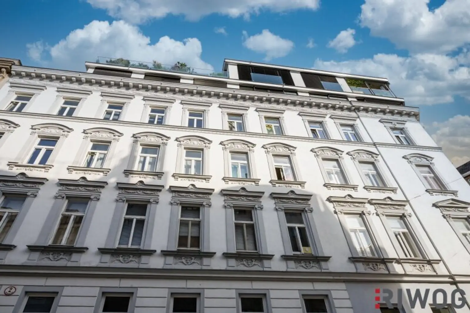 Altbau-Chic im Dachgeschoss | 3-Zimmer Balkonwohnung mit Klimaanlage und Fußbodenheizung