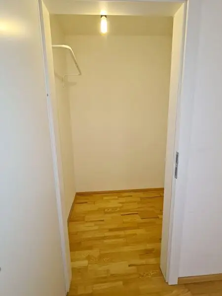 INNSTRASSE, FERNBLICK, unbefristete 97 m2 Dachgeschoß-Maisonette mit Loggia, 2 Zimmer, Komplettküche, Wannenbad, Parketten, gefördert