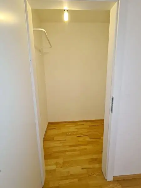 INNSTRASSE, FERNBLICK, unbefristete 97 m2 Dachgeschoß-Maisonette mit Loggia, 2 Zimmer, Komplettküche, Wannenbad, Parketten, gefördert