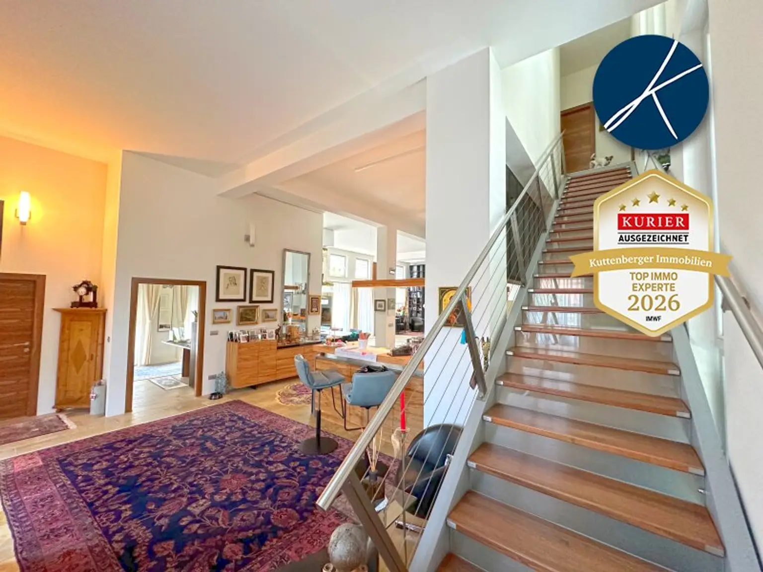 Wohnbereich mit Aufgang zum Master Bedroom