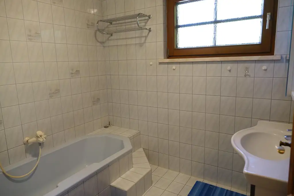 Geräumiges Einfamilienhaus, vollunterkellert, mit sehr schönem Garten!