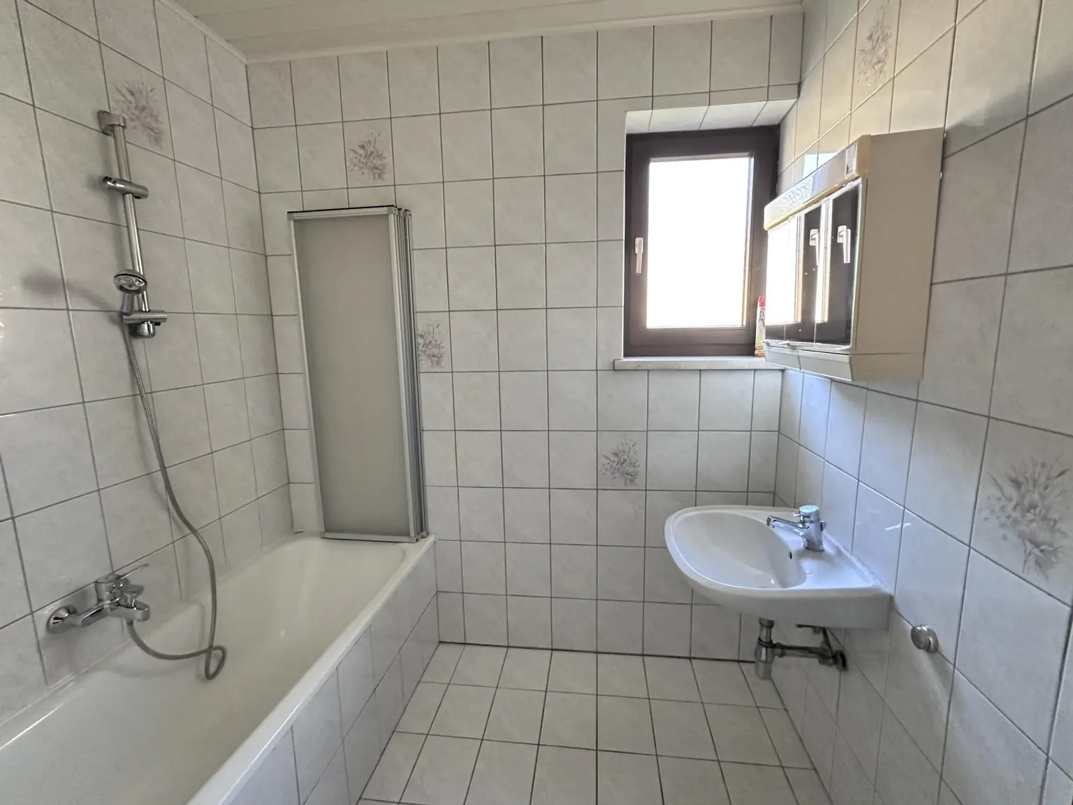 24 OG Badezimmer 2