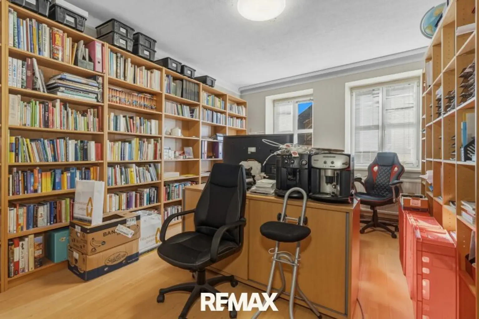 Wohnung 1, derzeit Büro und Gastro-Küche