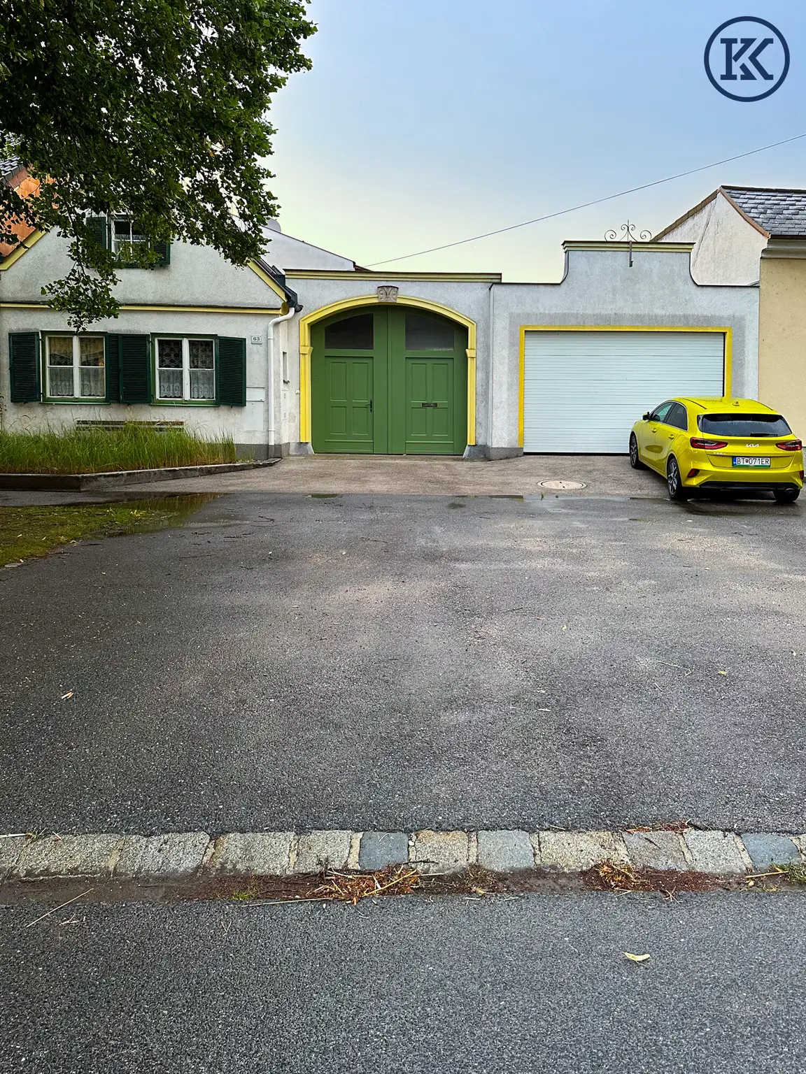 Parkplatz vor Haus