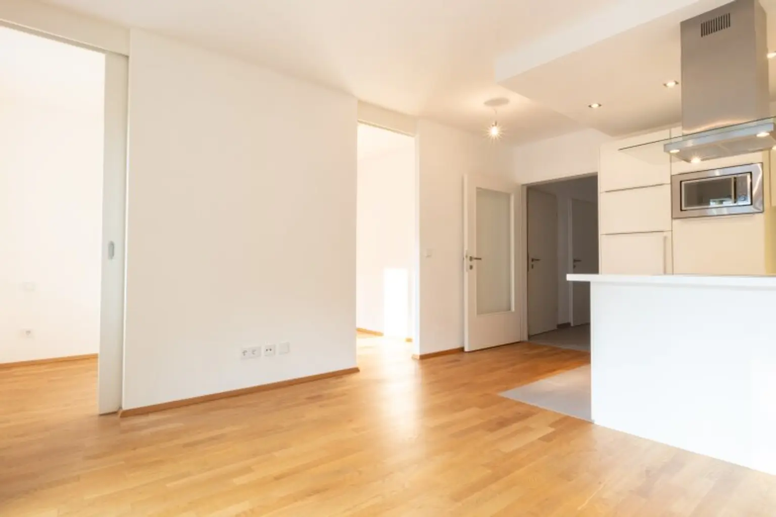 ZUM VERKAUFEN! Attraktive Kapitalanlage: Vermietete charmante Kleinwohnung mit großzügigem Balkon und Tiefgaragenstellplatz! Nähe U6 Spitz!