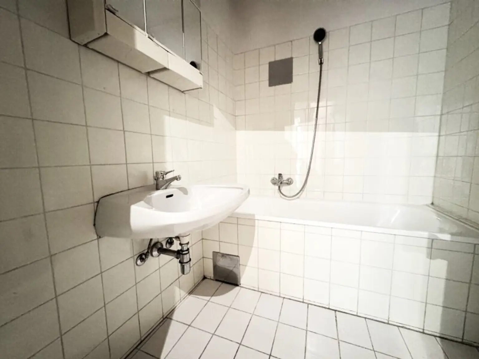 SONNENSCHEIN - 1 Zimmer mit Loggia direkt bei der U6