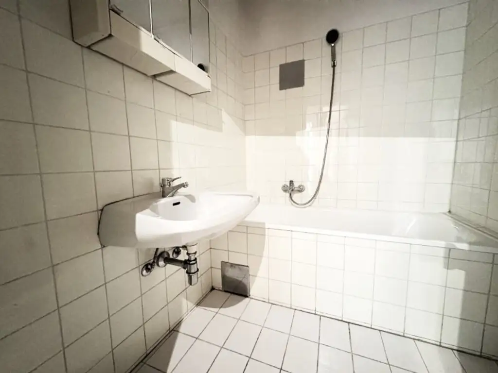 SONNENSCHEIN - 1 Zimmer mit Loggia direkt bei der U6