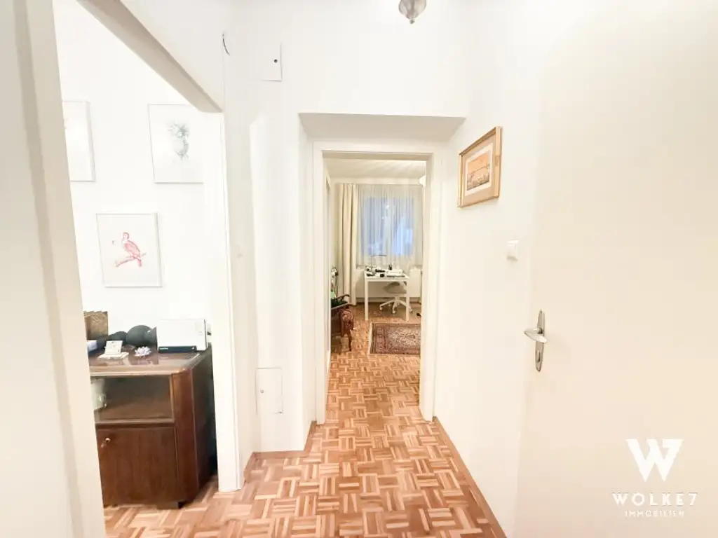 Vollsanierte 3-Zimmer-Wohnung mit Loggia direkt beim Kutschkermarkt | Grünblick