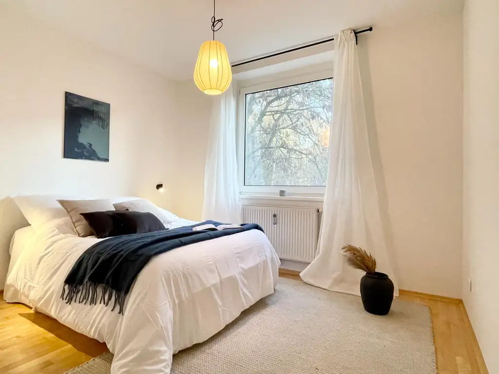 Idyllisch leben am Stadtrand – Lichtdurchflutete Wohnung mit Balkon ins Grüne