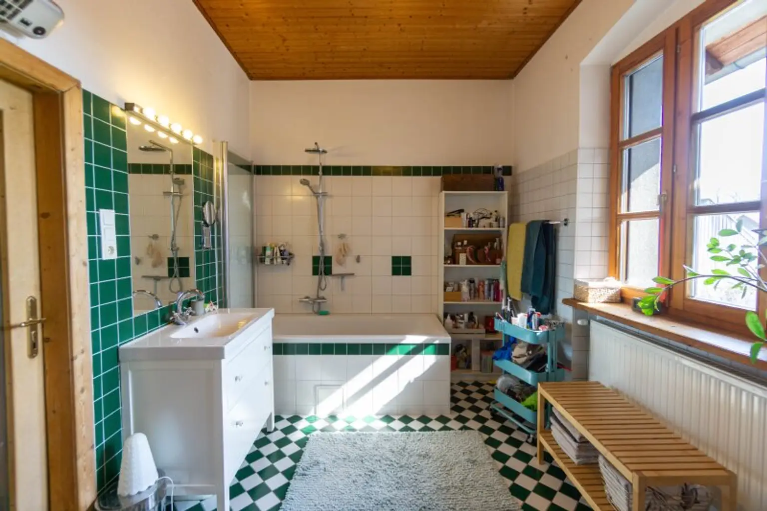 Bad mit Wanne und WC