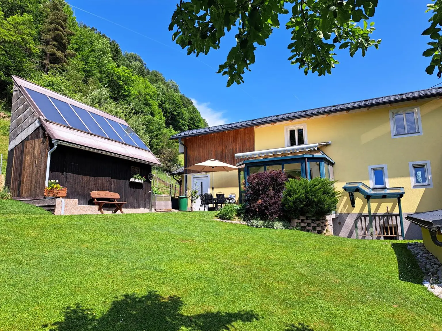 OG-Wohnung mit Nebengebäude, Wintergarten und Terr