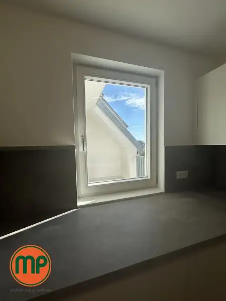 Neubau-Highlight: lichtdurchflutete 3-Zimmer-Dachwohnung mit Loggia