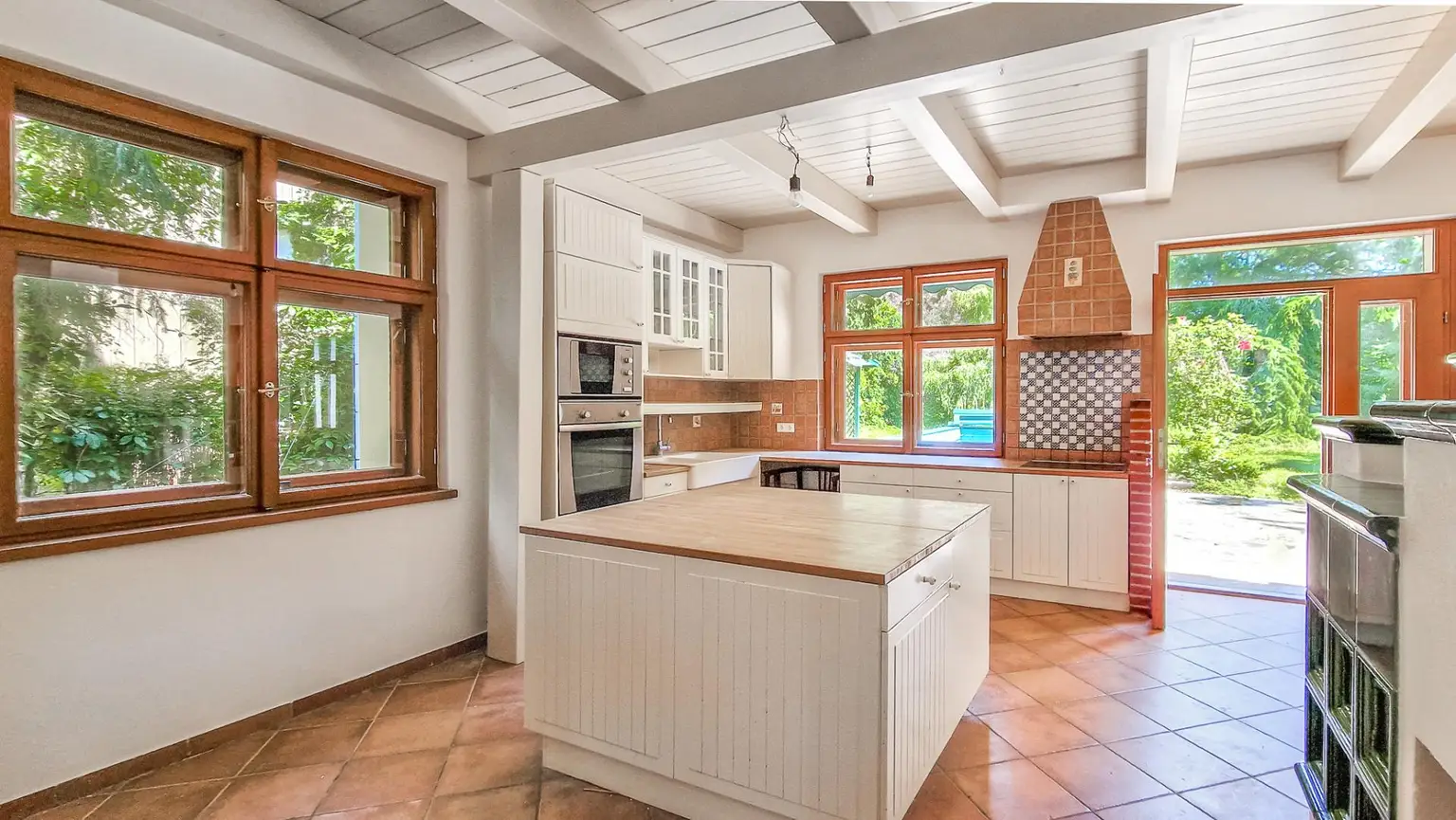 Grüne Oase in Prestige-Lage, Stilvilla mit ca. 1.600 m² Grund, Gästehaus, 2 Garagen und großem Pool
