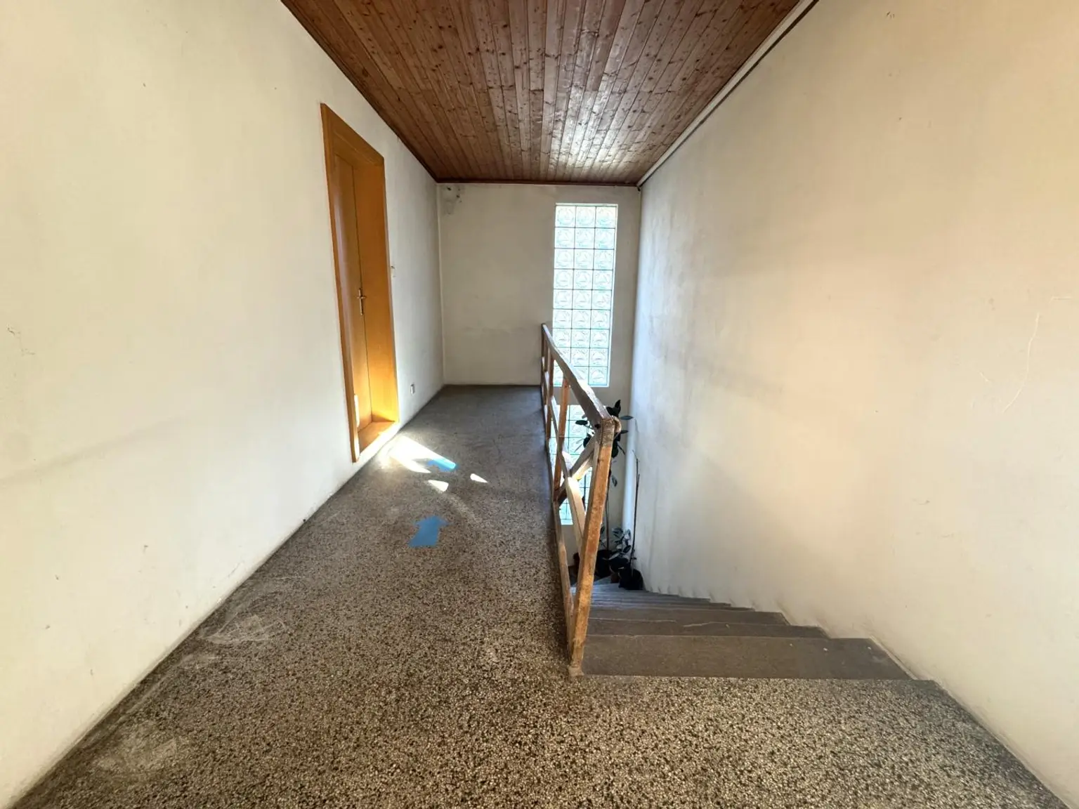 Sanierungsbedürftiges Mehrfamilienhaus mit großem Grundstück und hoher Bebauungsdichte