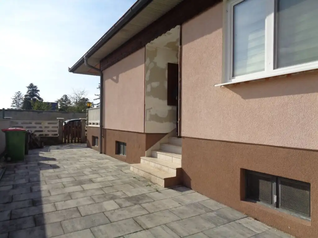 Hohenau: S-Bahn: unterkellerter Bungalow in Ruhelage