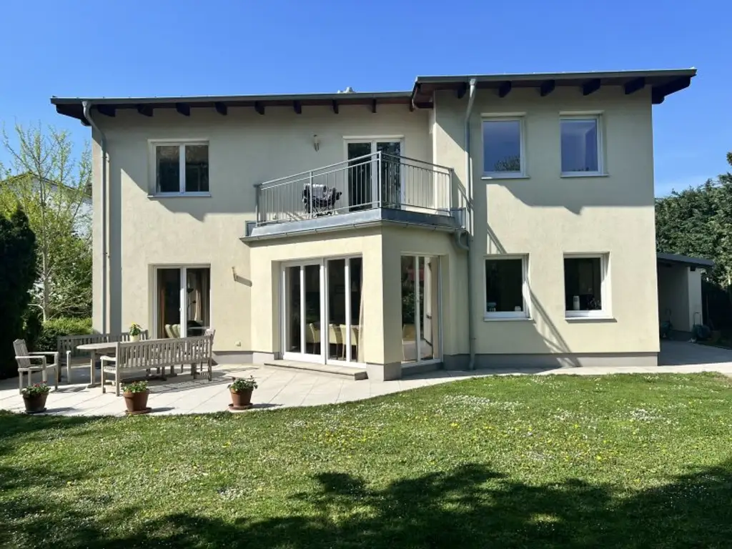 Moderne, zentrumsnahe Familienvilla mit großem Garten in gefragter Grünruhelage (!)