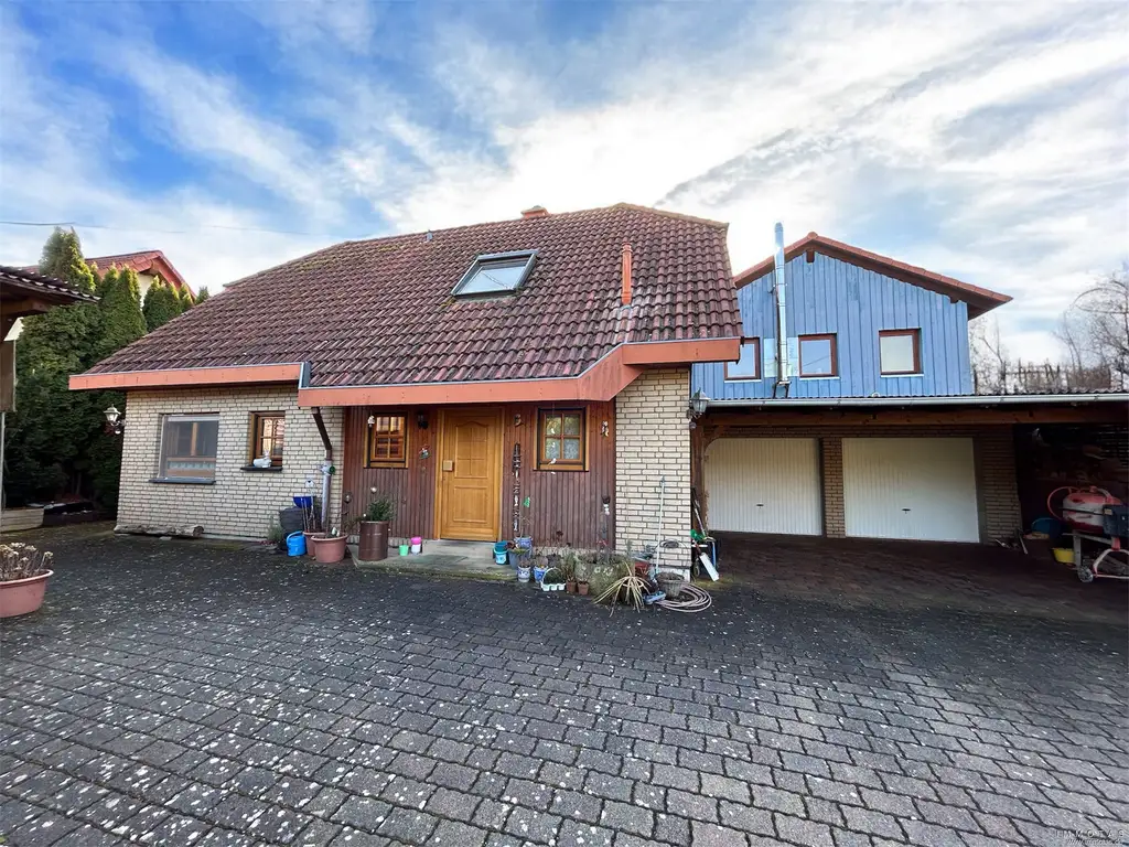 Gepflegtes EFH mit Einliegerwohnung, Doppelgarage und großem Grundstück in Teschenmoschel