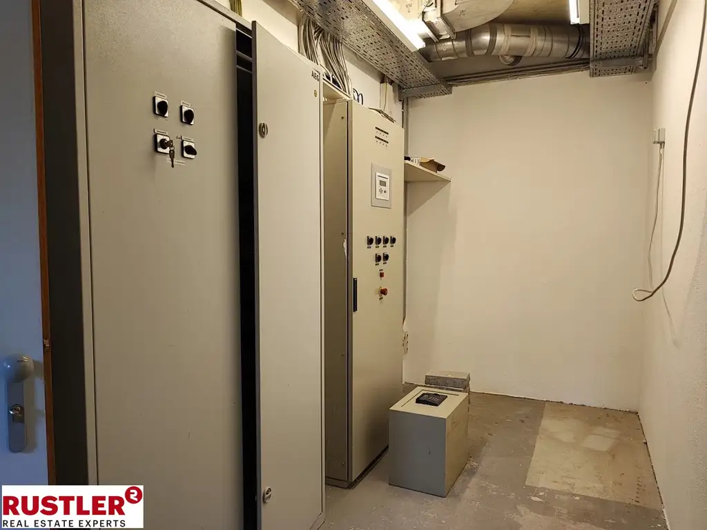 Präsenz an der Hauptstraße – großzügiges Geschäftslokal auf zwei Ebenen