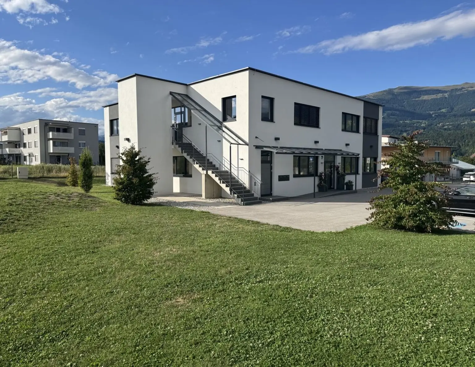 Moderne Büro- und Praxisräumlichkeiten mit 145m² in neuwertigem Firmengebäude zu vermieten!