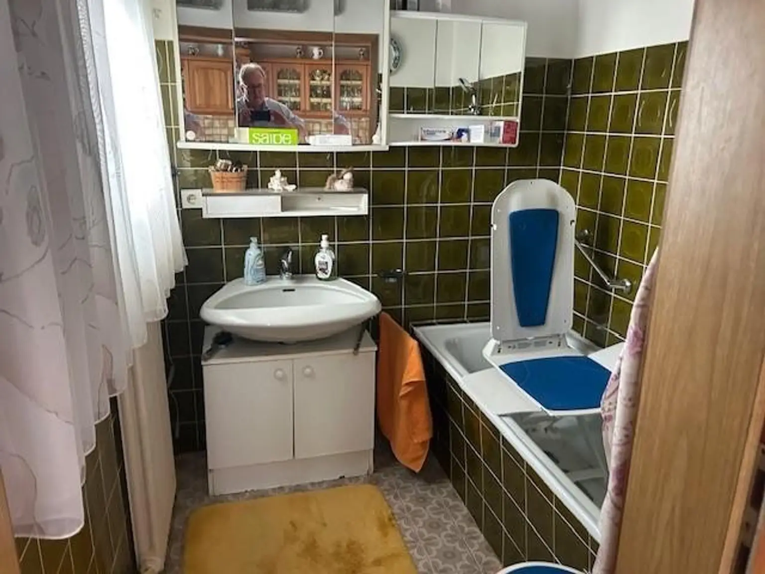 2 bis 3 Familienhaus mit Vollkeller,    mit  4 Garagen, Brunnen und Werkstatt  - sehr viel Wohnraum- 4 Bäder