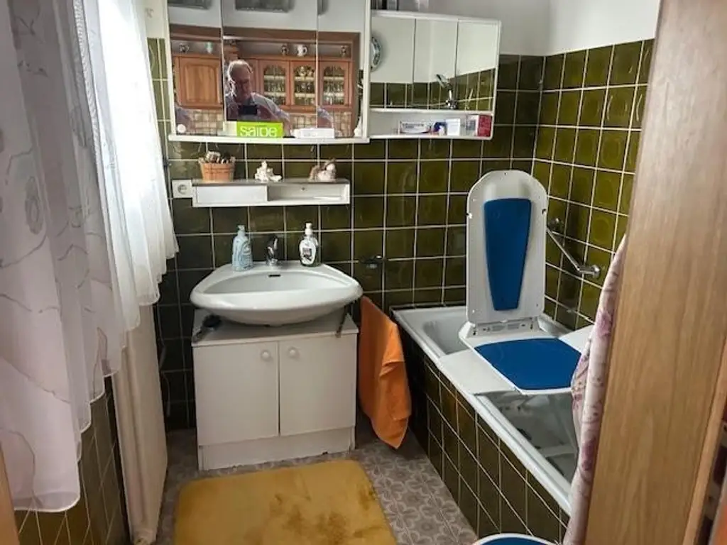 2 bis 3 Familienhaus mit Vollkeller,    mit  4 Garagen, Brunnen und Werkstatt  - sehr viel Wohnraum- 4 Bäder