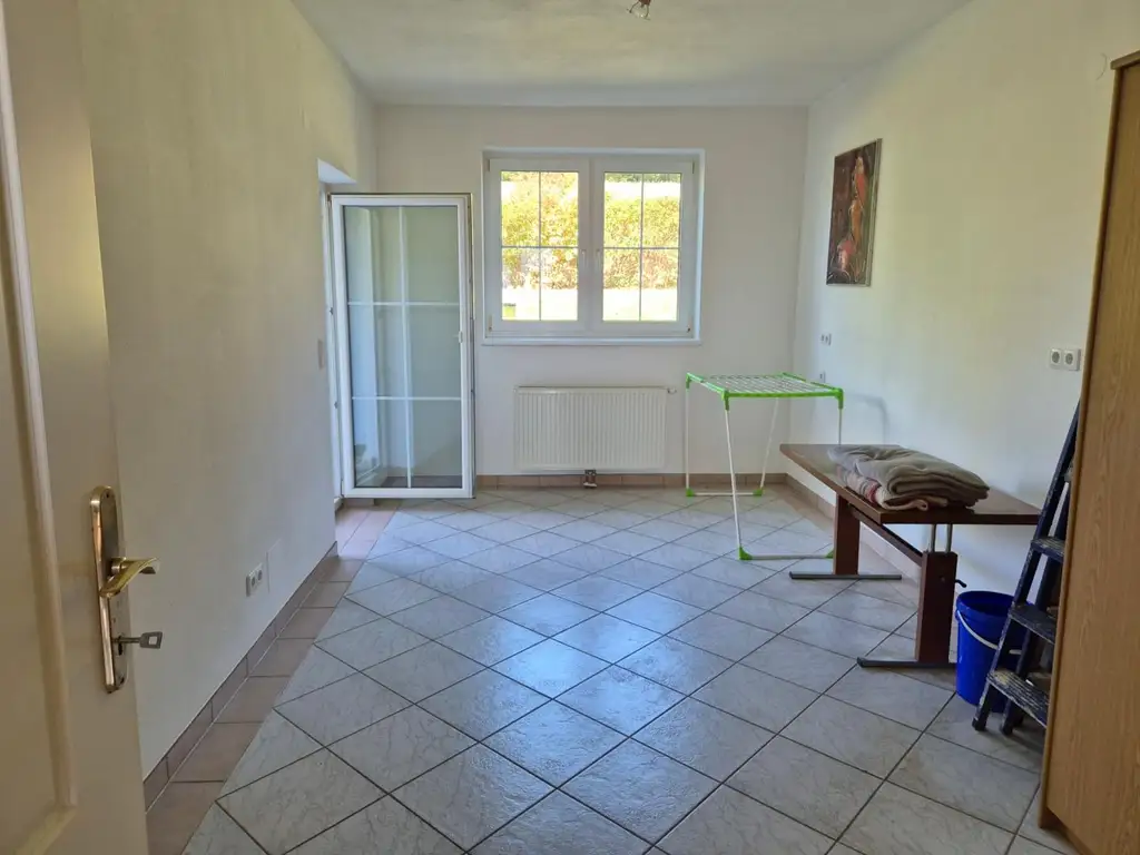 ZWEIFAMILIENHAUS IN ERHÖHTER GRÜNRUHELAGE MIT AUSBLICK