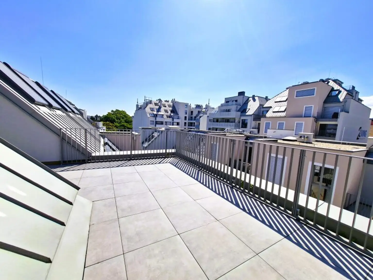 AB SOFORT BEZIEHBAR! Traumhafte Dachgeschosswohnung inkl. sehr großer Terrasse! Tolle Anbindung - U1 Kagranerplatz!