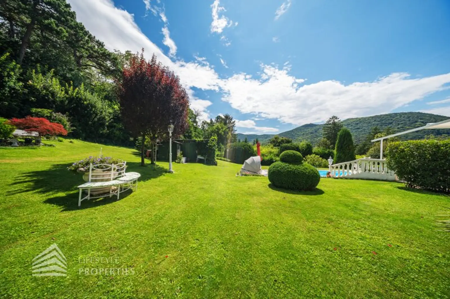 Beeindruckende Villa mit gepflegten Garten und Pool