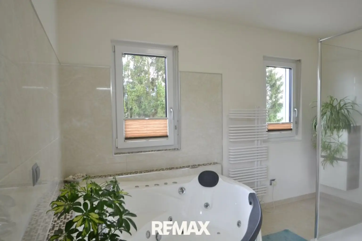 Bad mit Wanne und Dusche