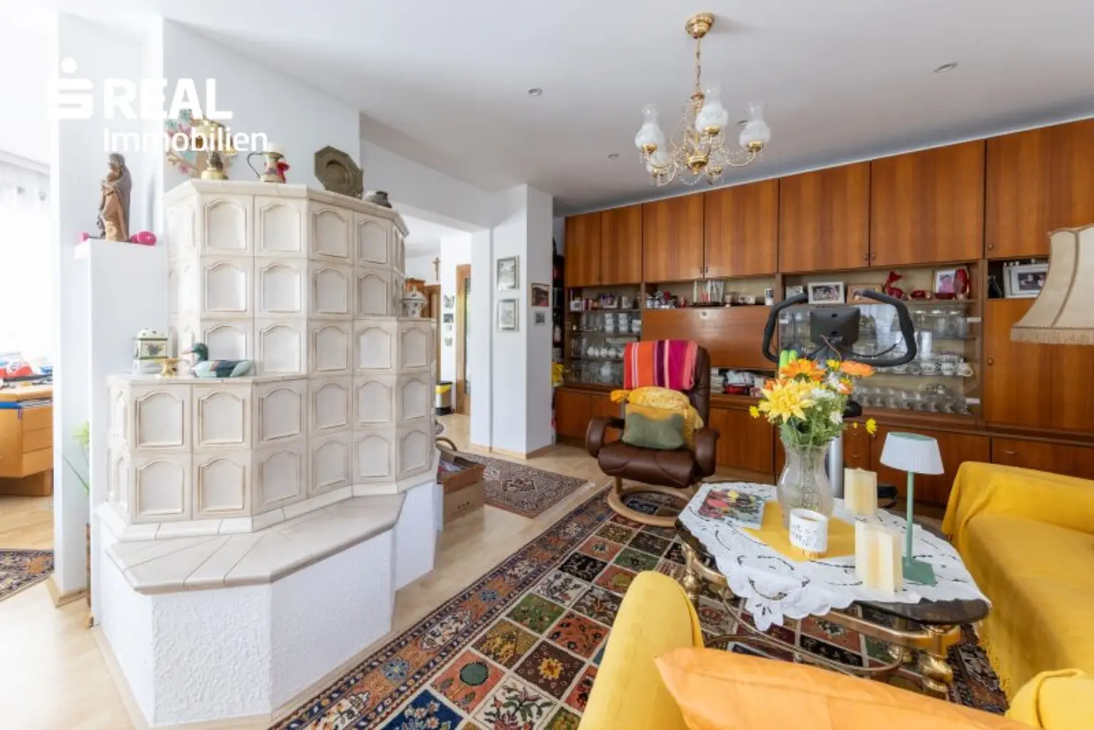 Wohnzimmer mit Kachelofen